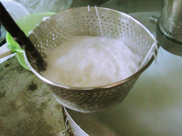 Ăn tới đâu bún tôm bún rạm ép tới đó.
