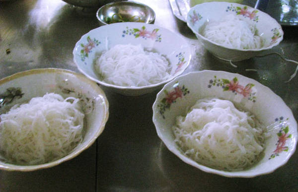 Bún tôm bún rạm ép ra trên nồi nước gạo đun sôi rồi vớt ra để ráo, cho vào tô.