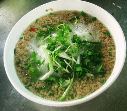 Tôm đất ngon giã nhuyễn, cho nước gạo đun sôi vào tô bún tôm bún rạm, quậy đều cho tôm chín mới cho vào tô bún.