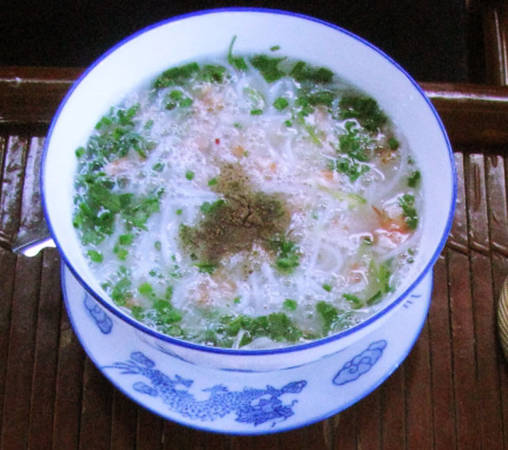 Bún tôm bún rạm ăn kèm với bánh tráng gạo nướng chín, muối ớt bột.