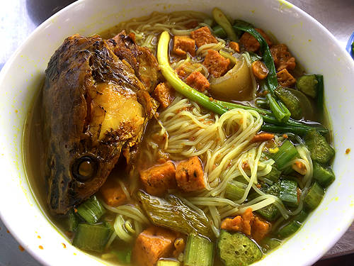Tô bún Xiêm Lo bình dân trông không bắt mắt nhưng khá thú vị khi ăn