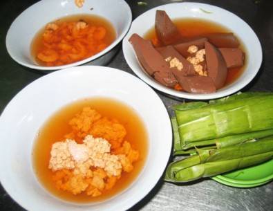 Bạn có thể gọi thêm chén tôm, miếng chả, tô riêu cua hay tô huyết ăn cho đã miệng