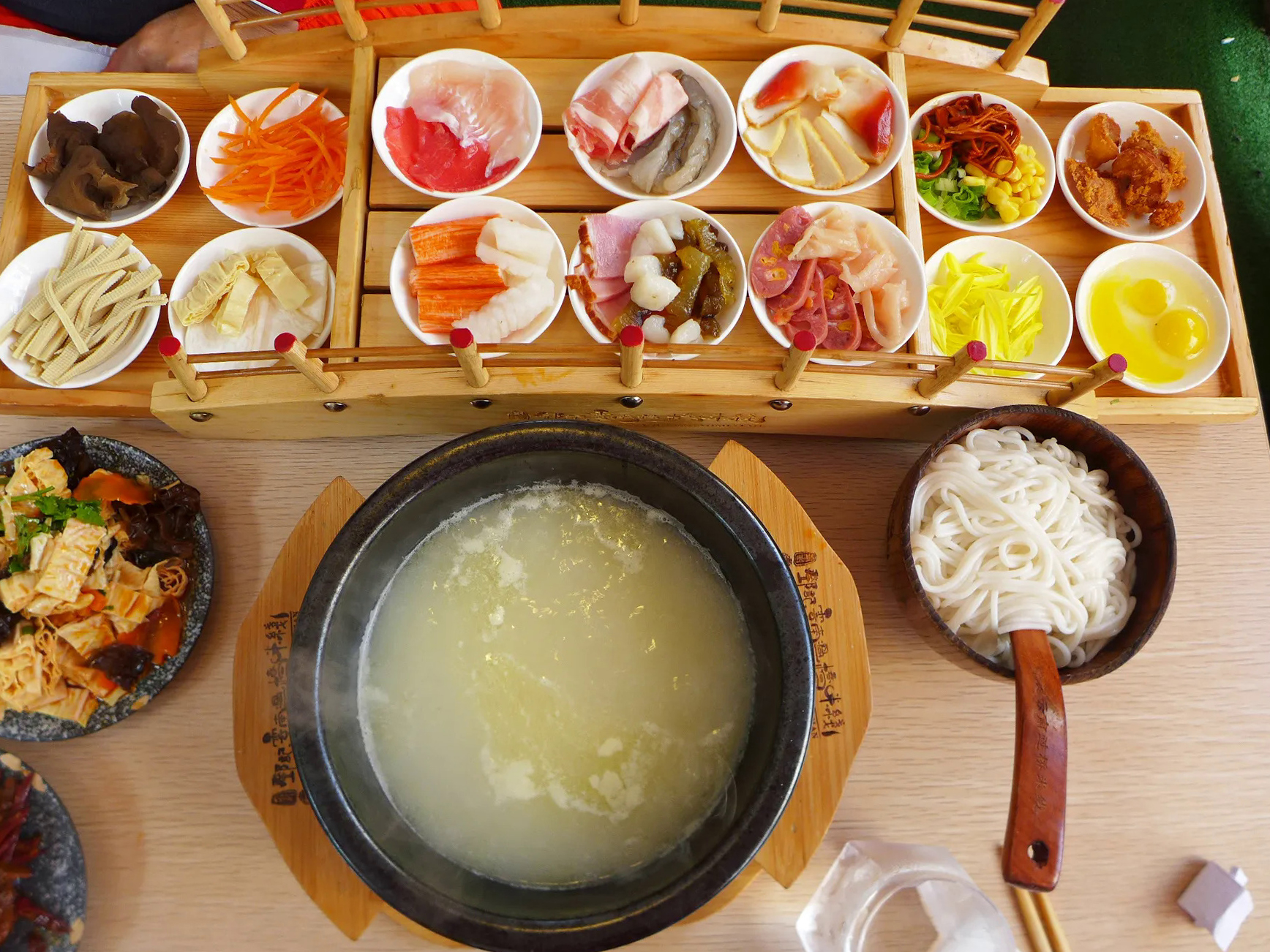 Bún qua cầu Vân Nam với các nguyên liệu tươi ngon