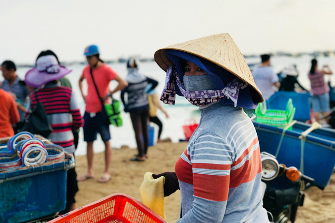 Mua hải sản giá rẻ khi đón thuyền cá Cù Lao Thu