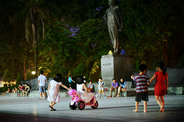 Vườn hoa Lê Nin rực rỡ ánh đèn buổi tối