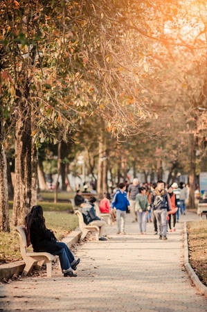 Đi dạo quanh Hồ Gươm trong chuyến du lịch Hà Nội