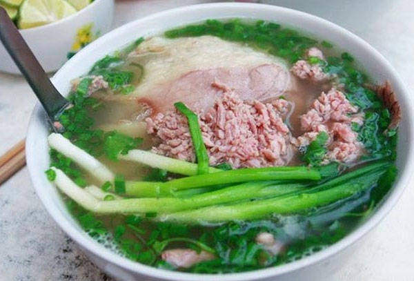 Thưởng thức phở bò Bát Đàn trứ danh khi du lịch Hà Nội