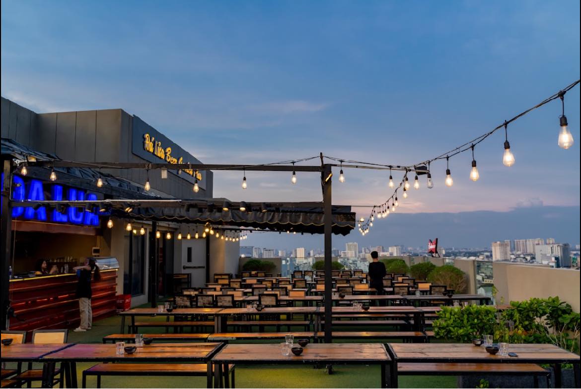 View quán rooftop Sài Gòn Đá Lửa Beer Garden
