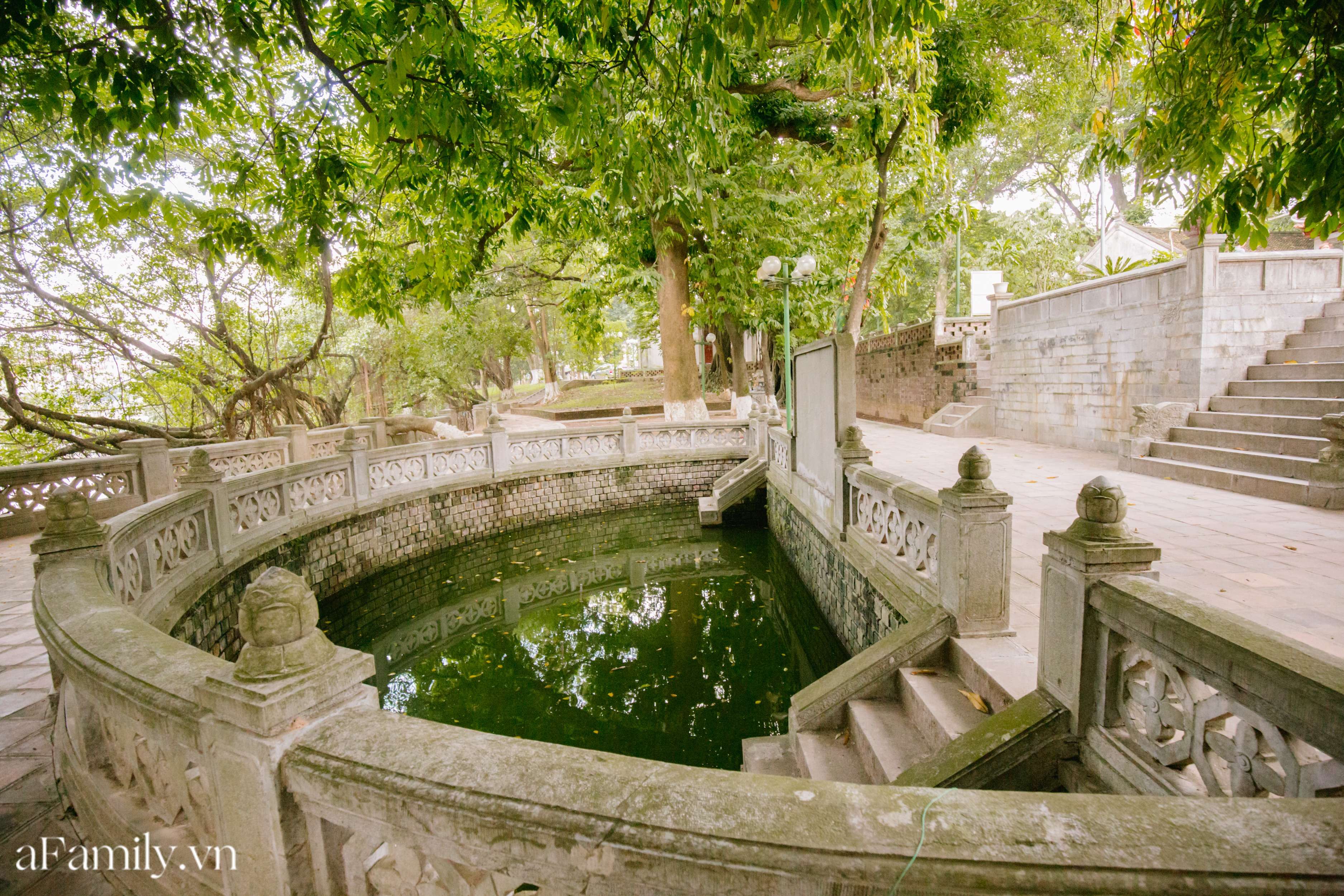 Giếng nước bán nguyệt tại Đền Voi Phục