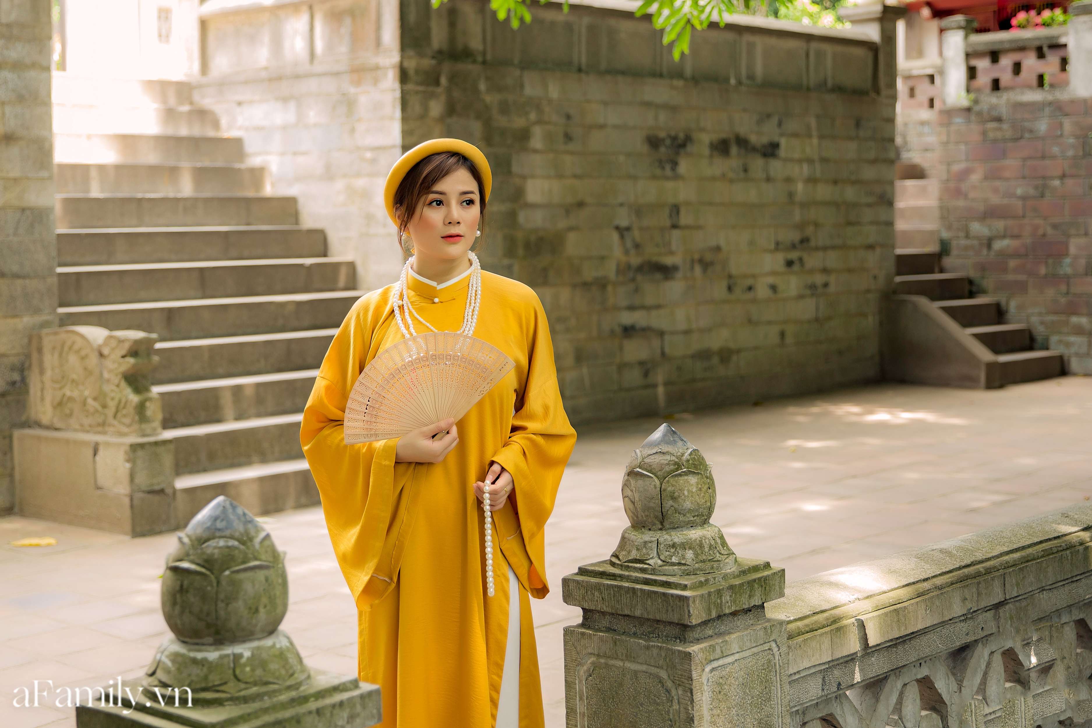 Du khách check-in tại Đền Voi Phục trong cổ phục