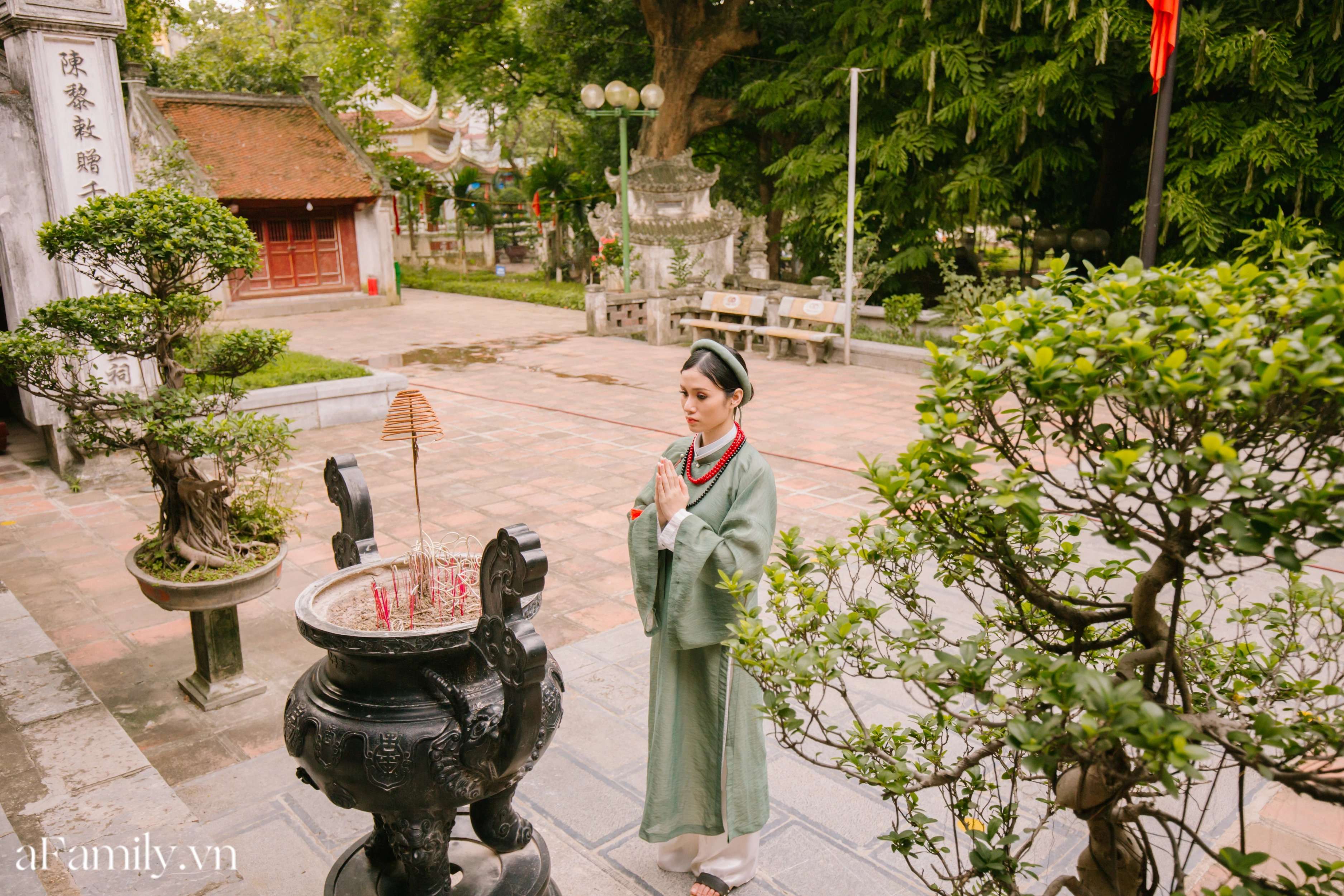 Không gian nội thất Đền Voi Phục