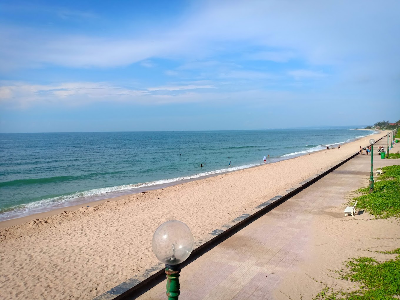 Tránh nóng hè ở bãi biển Đồi Dương Phan Thiết trong xanh