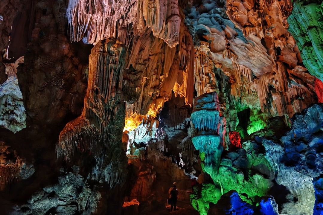 Thạch nhũ lộng lẫy tại Động Thiên Cung