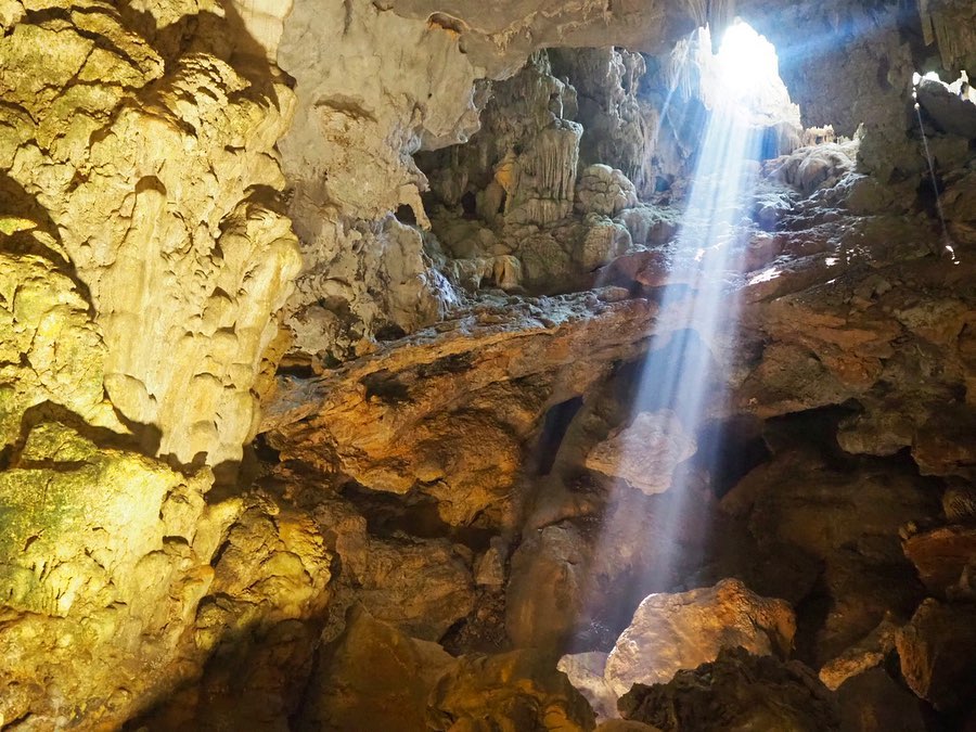 Cửa sổ trời Động Thiên Cung Hạ Long