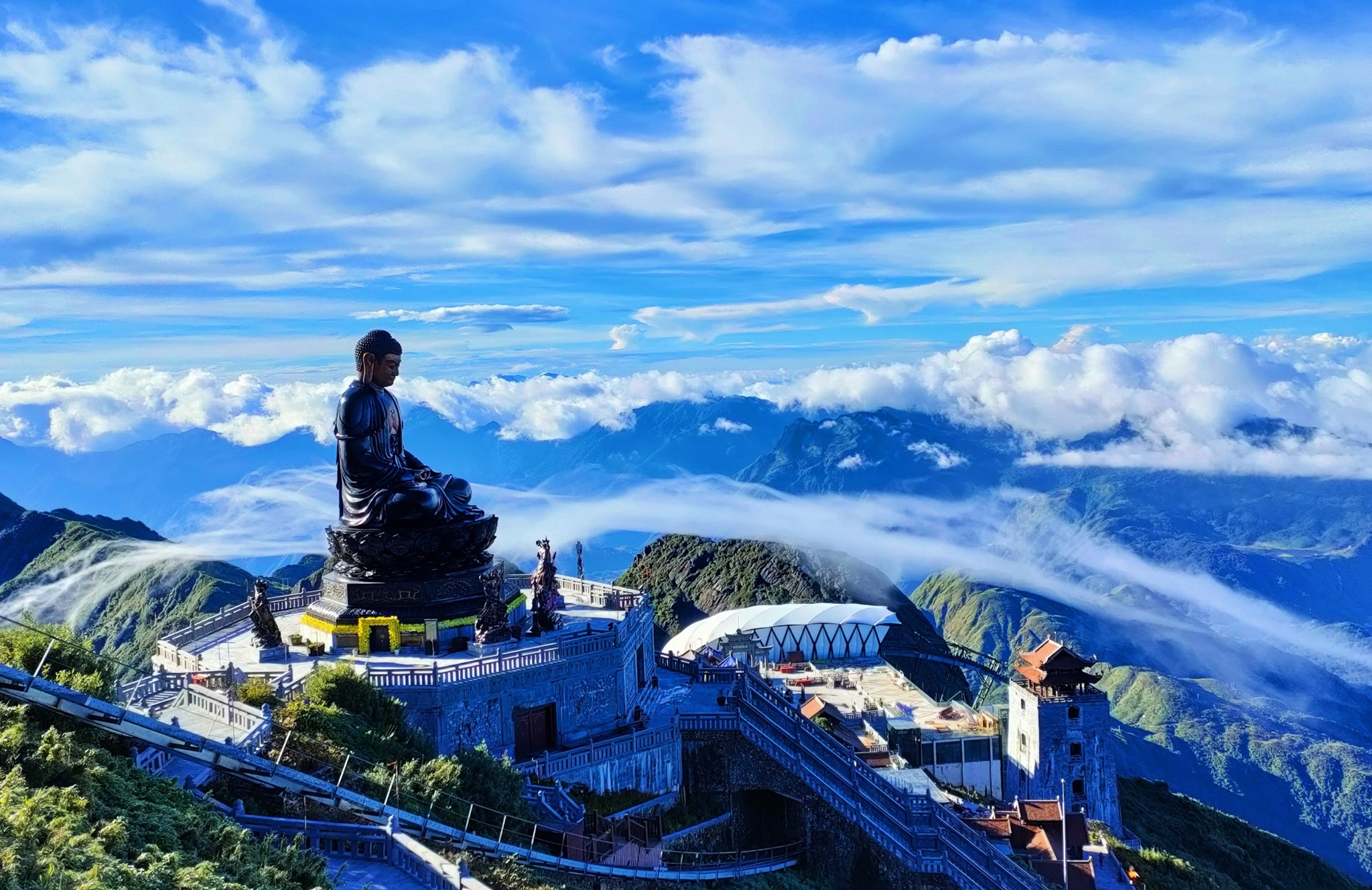 Khung cảnh trên đỉnh Fansipan tour Sapa 2N1Đ