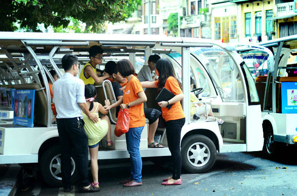 Trải nghiệm xe điện ngắm 36 phố phường khi du lịch Hà Nội