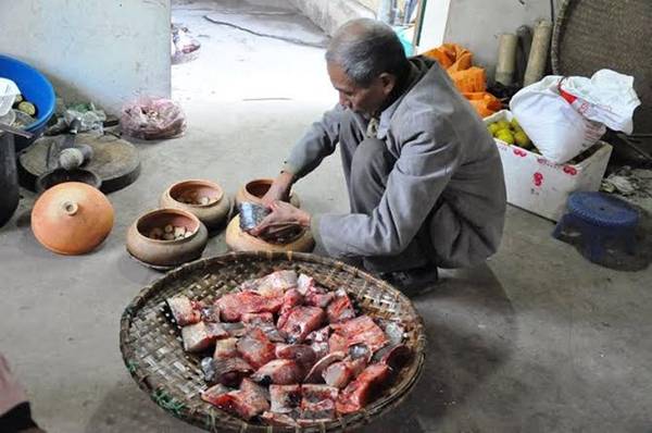 Để có được một nồi cá kho Đại Hoàng, xương thịt quện vào nhau, khi ăn không phải bỏ đi tí nào thì phải qua rất nhiều công đoạn vất vả, từ tuyển chọn cá, hàng chục loại gia vị, niêu nấu cá, củi đun phải là củi nhãn mới giữ được hương vị và cá mới ngon… Trong ảnh: Xếp gia vị vào niêu trước khi cho cá vào.