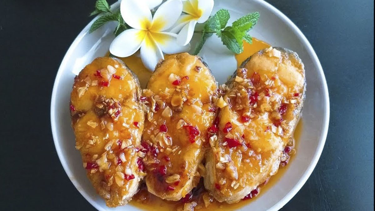 Cá basa chiên mắm tỏi ớt giòn rụm thấm vị