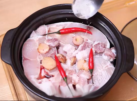 Ướp thịt ba chỉ cho món cá basa kho thịt ba chỉ
