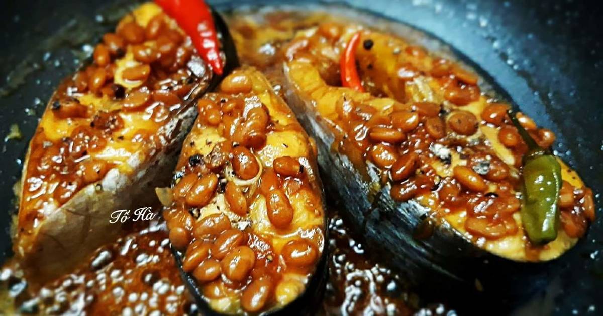 Cá basa chiên sơ trước khi kho tương hột