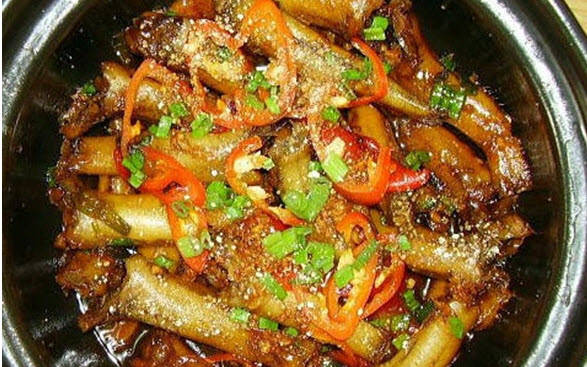 Cá bống sông Trà kho tộ đậm đà đưa cơm