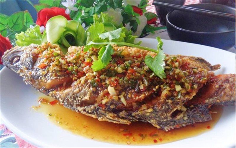 Cá chẽm chiên sả ớt thơm ngon, dễ làm cho bữa tối bận rộn