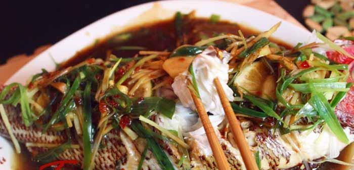 Cá chẽm hấp hành gừng hoàn thiện trên đĩa