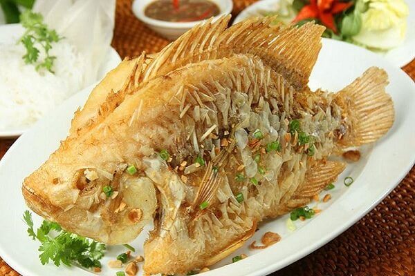 Món cá diêu hồng chiên cuốn bánh tráng thơm ngon