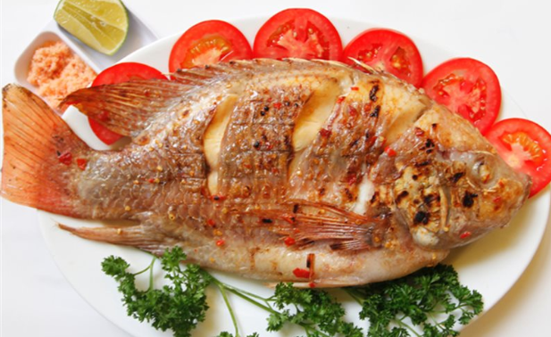 Món cá diêu hồng chiên sả ớt hoàn thành thơm lừng Món cá diêu hồng chiên sả ớt hoàn thành thơm lừng