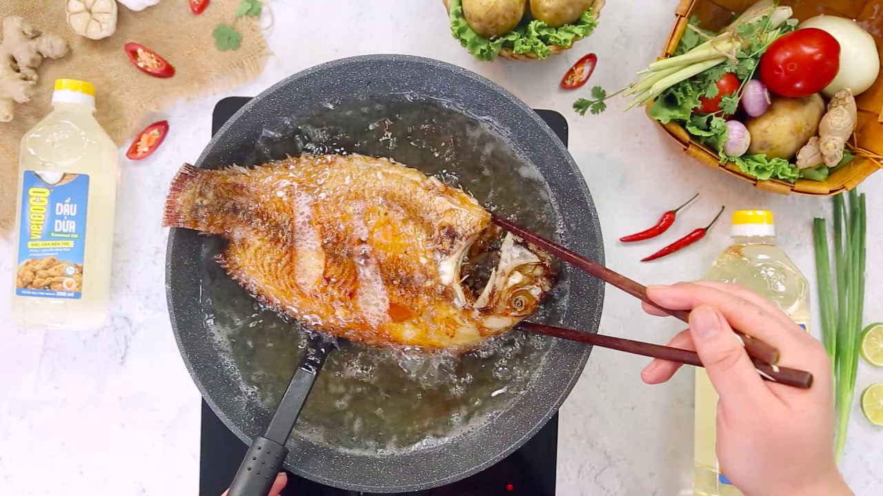 Cá diêu hồng chiên sả ớt đang chiên giòn vàng trên chảo Cá diêu hồng chiên sả ớt đang chiên giòn vàng trên chảo