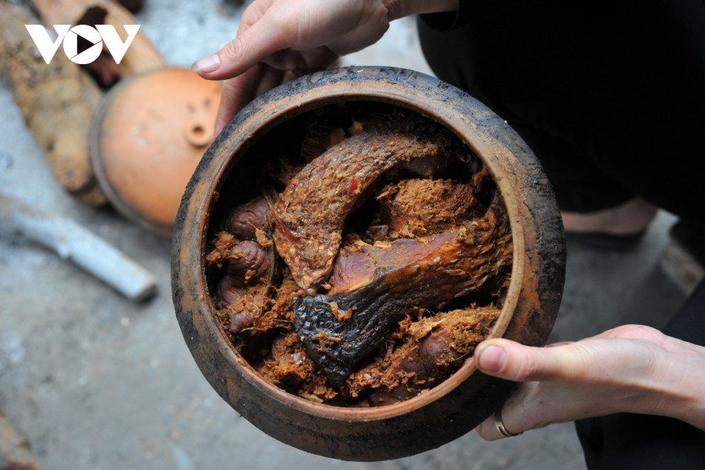 Cá kho làng Vũ Đại trong niêu đất