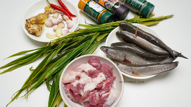 Sơ chế nguyên liệu cho cá lóc kho nghệ