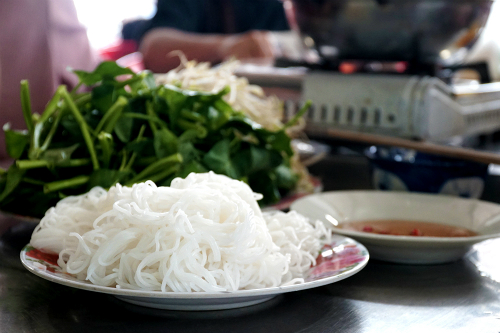 Bún tươi và rau sống ăn kèm lẩu cá mao ếch Cần Giờ. Ảnh: Di Vỹ.