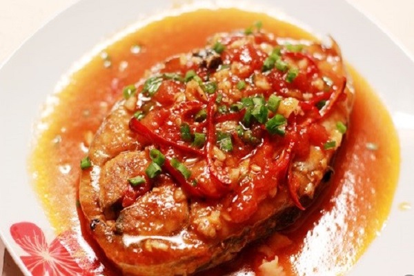 Cá ngừ kho cà hoàn thành thơm lừng