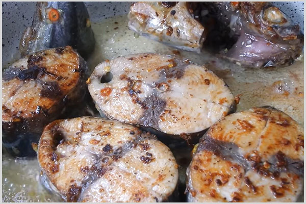 Cá ngừ chiên vàng cho món cá ngừ kho thơm
