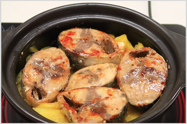 Nồi cá ngừ kho thơm đang sôi