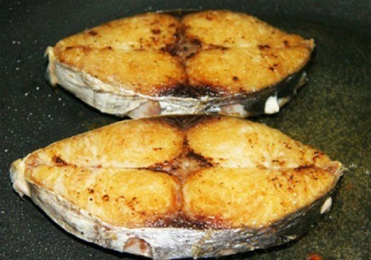 Chiên sơ cá ngừ để kho tiêu
