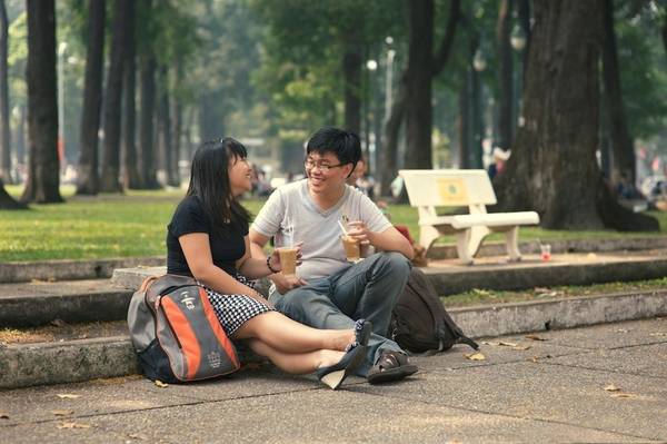 "Cà phê bệt" bên nhà thờ Đức Bà là nơi tụ tập quen thuộc của các bạn trẻ ở Sài Gòn. Ảnh: Vuong Tran