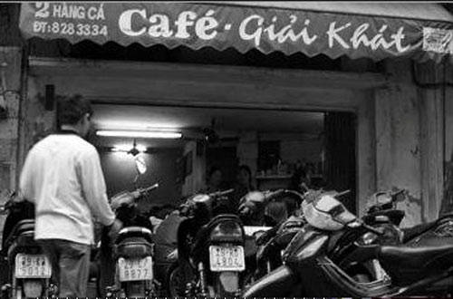 Thực khách ngồi chật kín tại quán cà phê Nhĩ