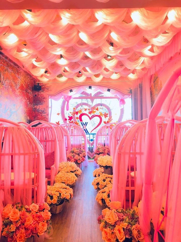 Không gian hoa lá tại XBIZZ Studio & Coffee Rose