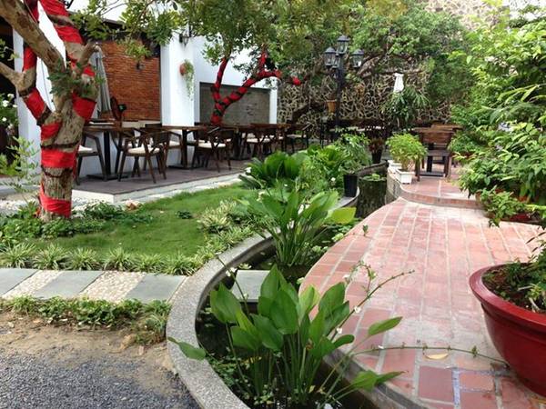 Không gian xanh mát của quán cà phê Nguyệt Quế