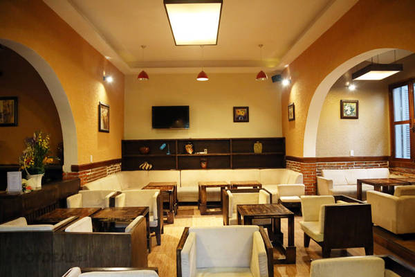 Khu vực bên trong được trang trí với không gian ấm cúng, hoài cổ khiến nơi đây trở thành một điểm hẹn lý tưởng cho nhiều người muốn tìm đến chốn bình yên