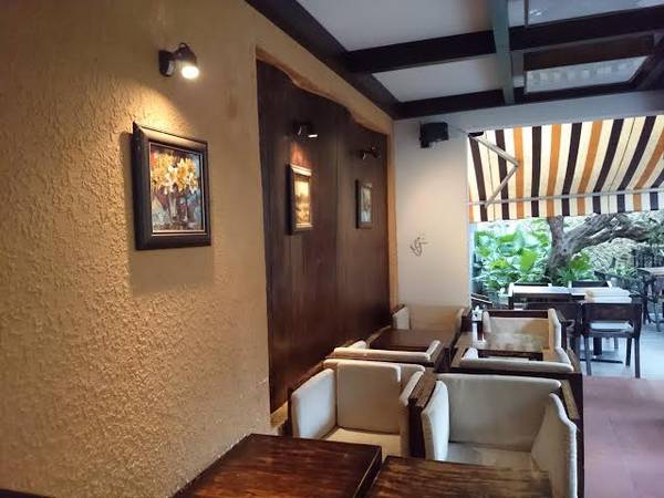 Tùy theo sở thích của mình, bạn có thể lựa chọn cho mình một chỗ ngồi lý tưởng tại quán và lắng nghe những giai điệu nhạc được lựa chọn tinh tế