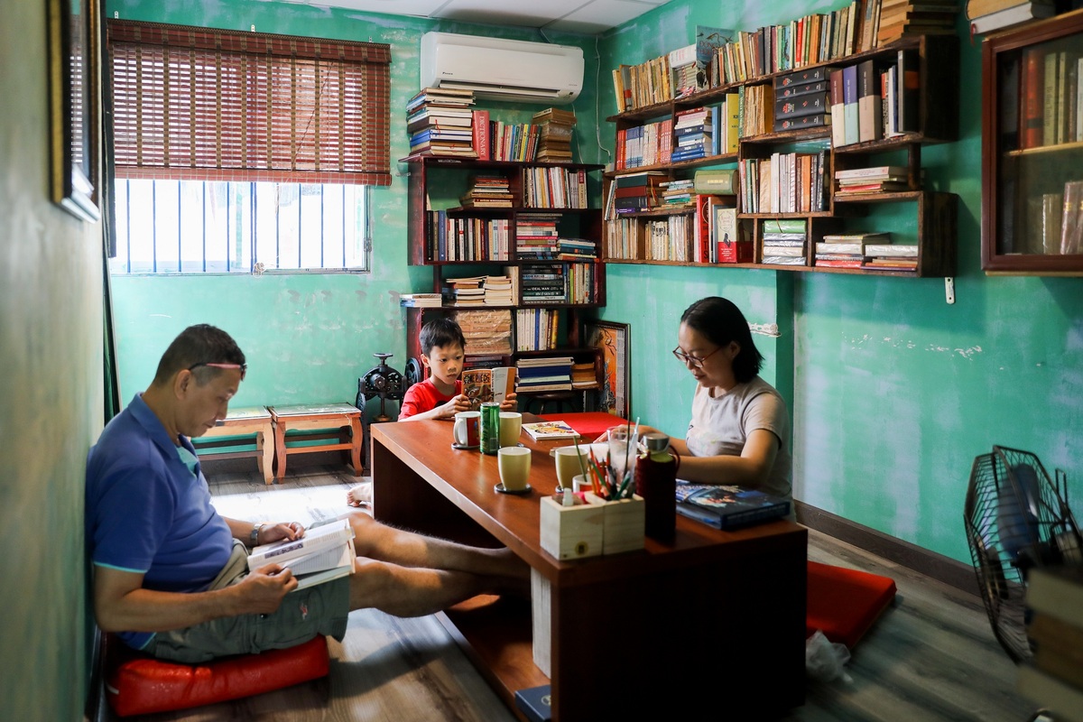 Phòng họp nhóm tại quán cà phê sách
