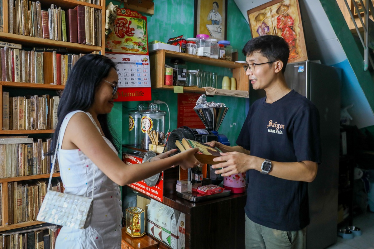 Chủ quán cà phê sách đang sắp xếp sách