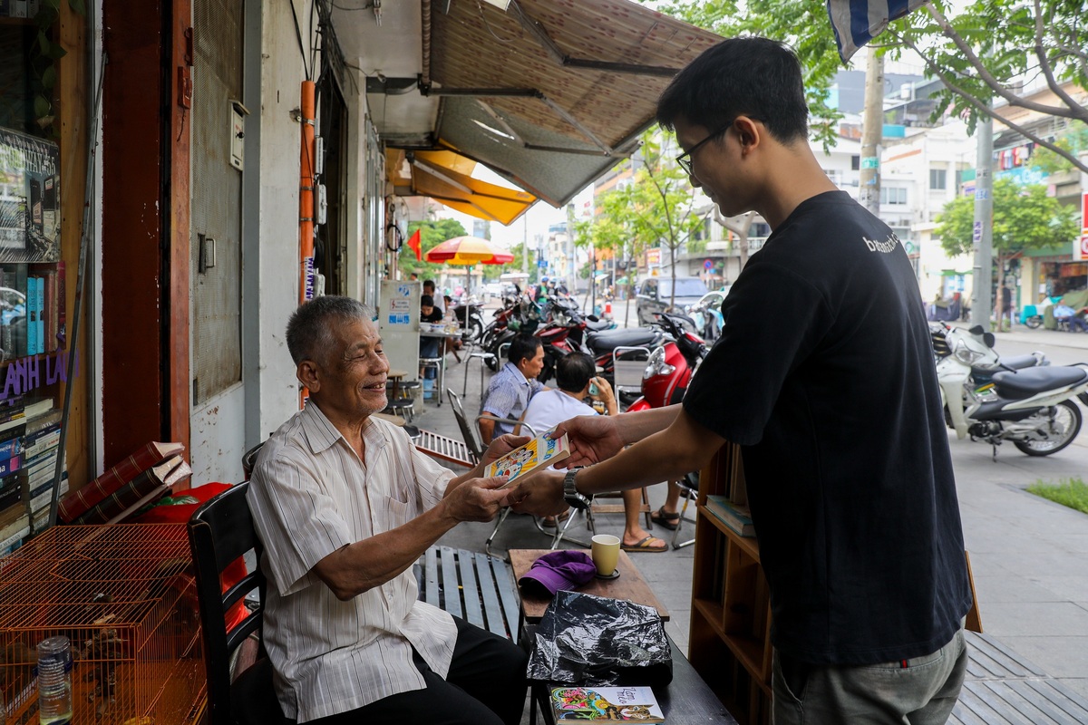 Không gian đọc sách ở quán cà phê sách