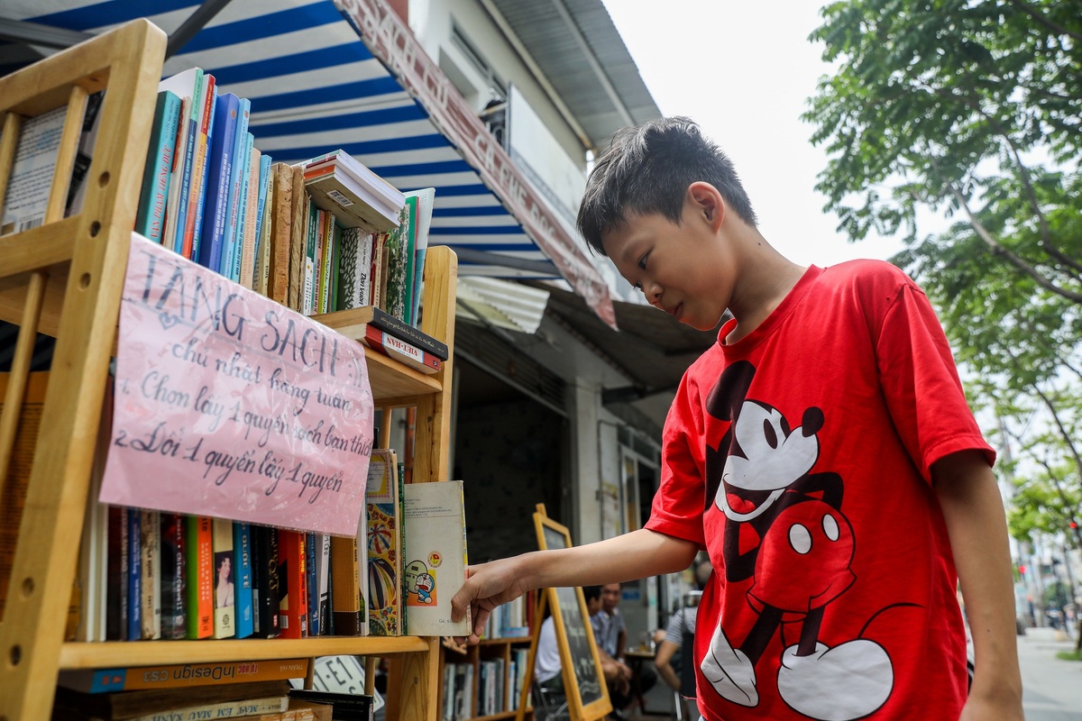 Ông khách cao tuổi đến quán cà phê sách