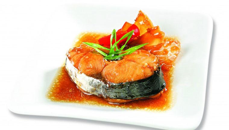 Sơ chế nguyên liệu cho cá sapa kho thơm