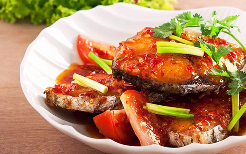 Cá thu kho cà sau khi chiên vàng