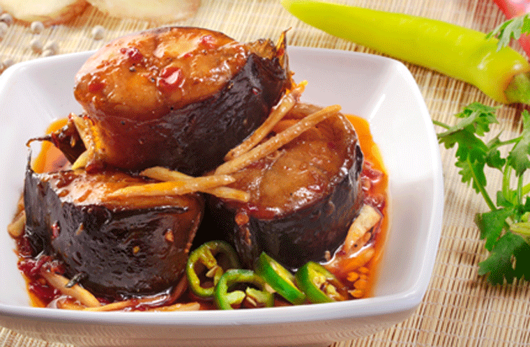 Cá trê kho nghệ hoàn thành thơm ngon